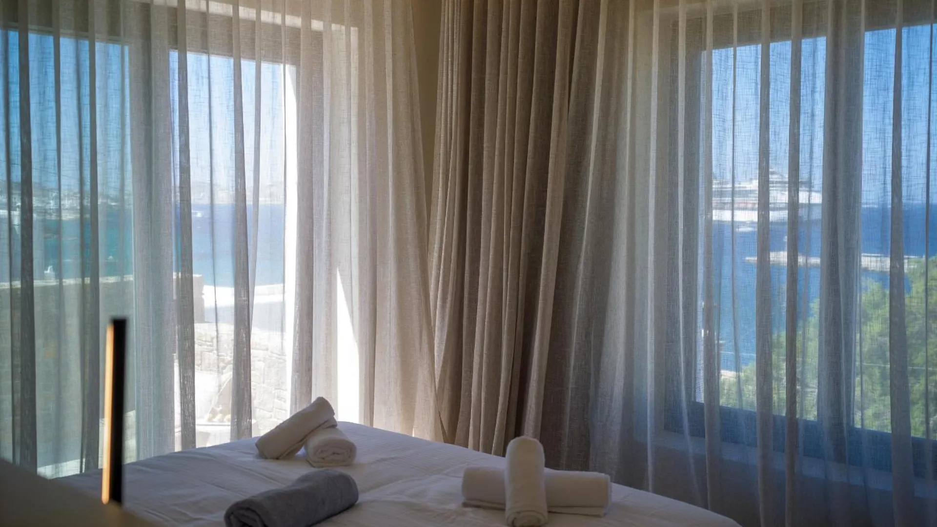 Vezo Suites Mykonos Tourlos 4*,