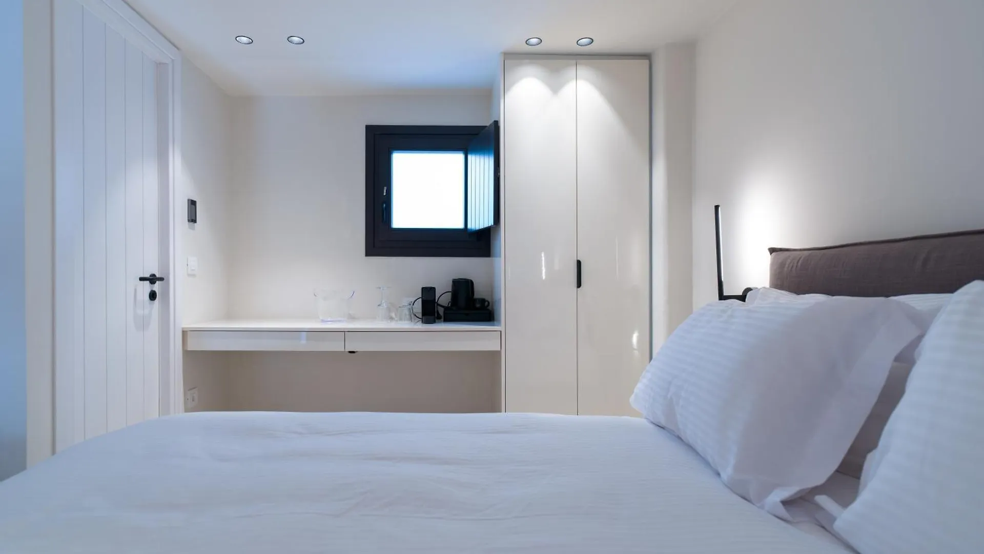 Vezo Suites Mykonos Tourlos 4*,