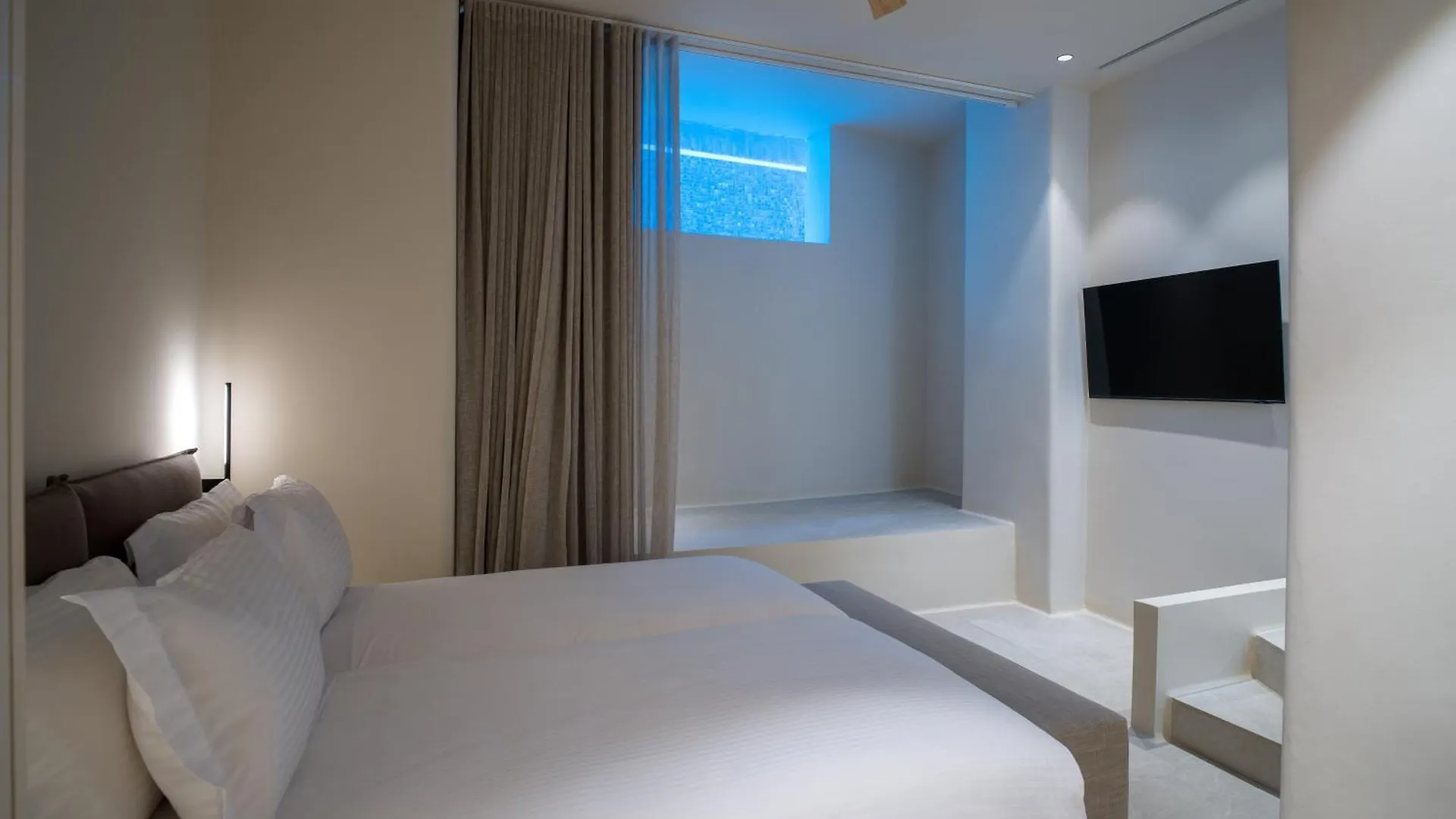 Vezo Suites Mykonos Tourlos 4*,